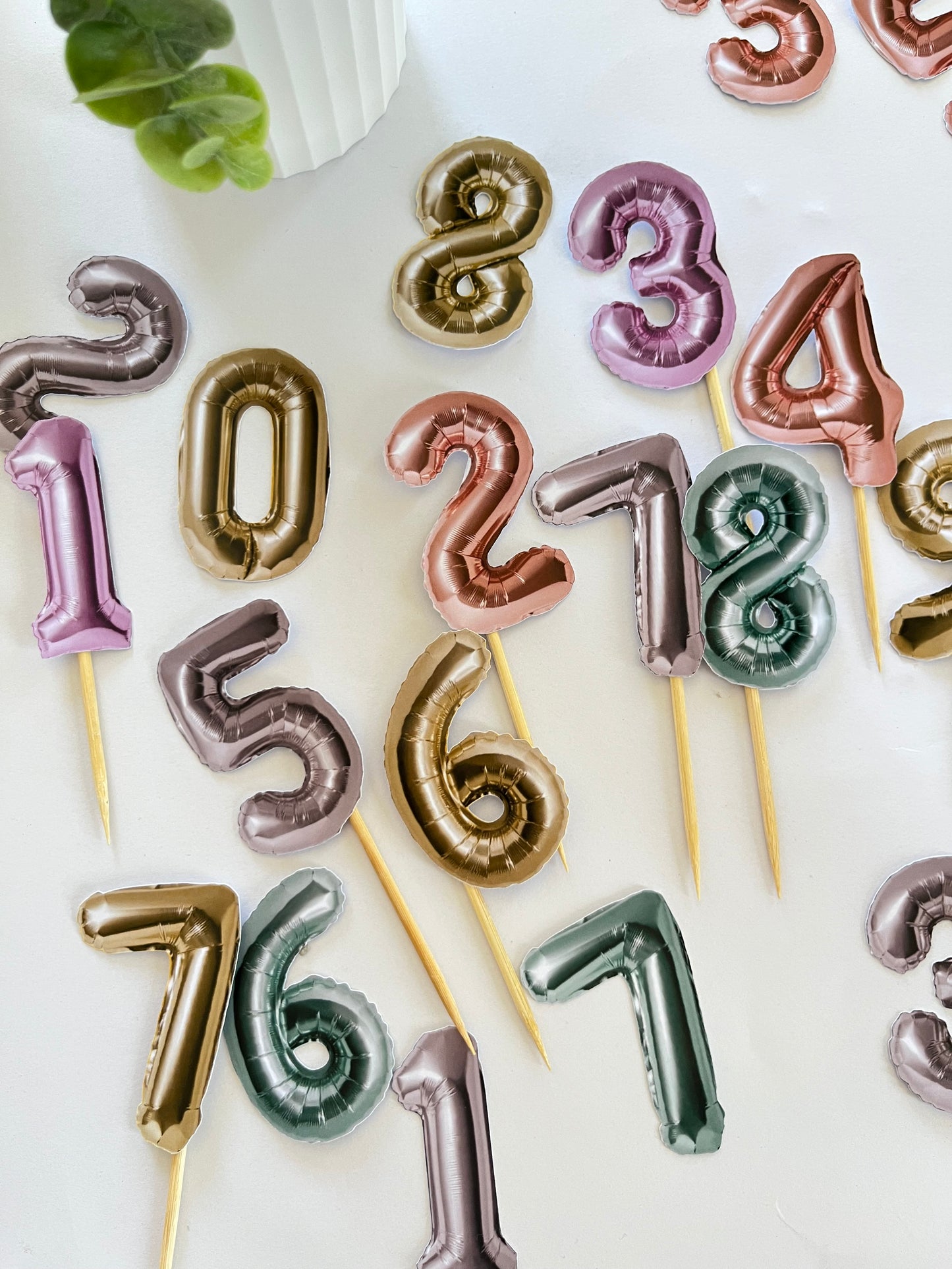 Diseño de Numeros Globos de Helio para decorar pastel